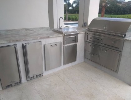 Outdoor kitchen sink and grill in Boca Raton backyard